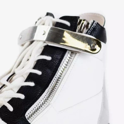 OUTLET Biele členkové čižmy s lakovanou úpravou Krillas - Obuv