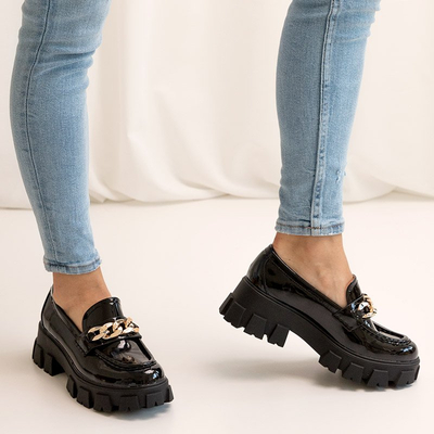 OUTLET Dámske čierne lakované slip on topánky s retiazkou Guinewra - Footwear