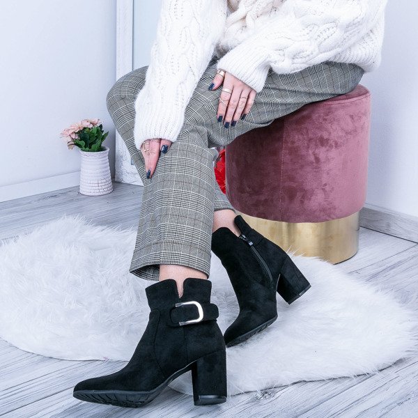 Czarne botki na wyższym słupku z ozdobną klamrą Polly - Obuwie