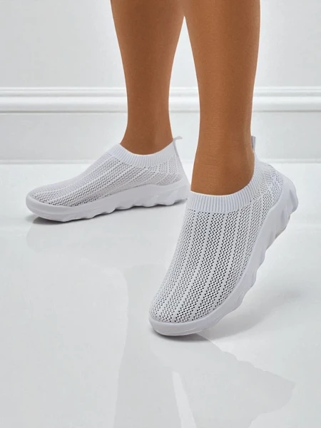 Ženski beli športni copati Astrea iz zračne tkanine na ravnem podplatu