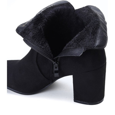 Czarne botki na wyższym słupku z ozdobną klamrą Polly - Obuwie