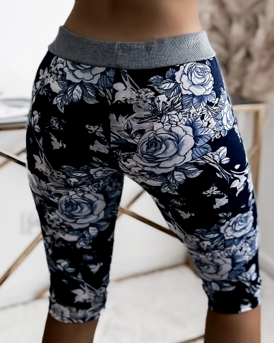 Námornícka modrá a modré 3/4 dámske šortky s kvetinovým vzorom PLUS SIZE - Oblečenie
