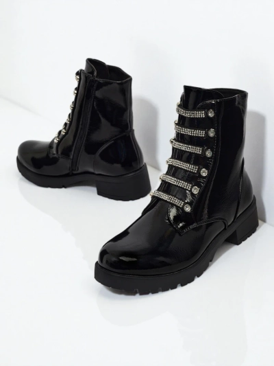 Lakirani ženski gležnarji s vezalkami Fjorra