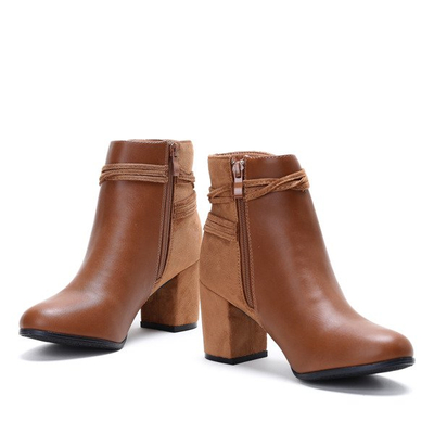 Brązowe botki na słupku Frida - Obuwie