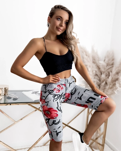 Sivočervené 3/4 dámske šortky s potlačou PLUS SIZE - Oblečenie