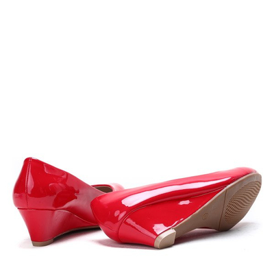 Czerwone czółenka na koturnie Rhea- Obuwie