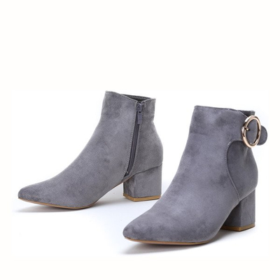Szare botki na słupku z ozdobną klamrą Joelle- Obuwie
