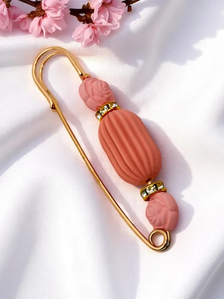 Dekoratívna dámska brošňa s ružami Rose Charm