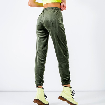 Tmavo zelené velúrové tepláky s nápisom - Oblečenie