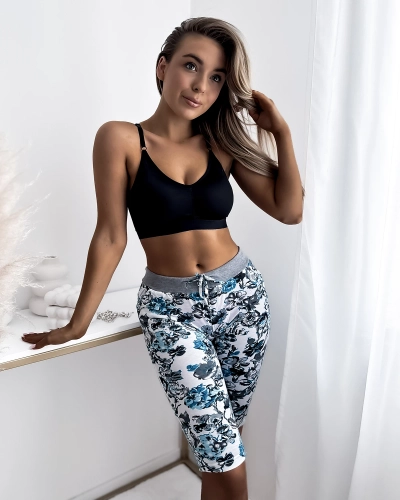 Dámske 3/4 kraťasy v bielej farbe a kvetoch PLUS SIZE - Oblečenie