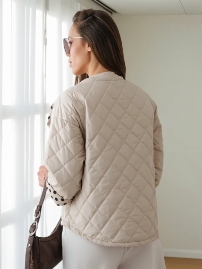 Royalfashion Jarne prechodné dámske sako s kvetinovým a bodkovaným podšívku