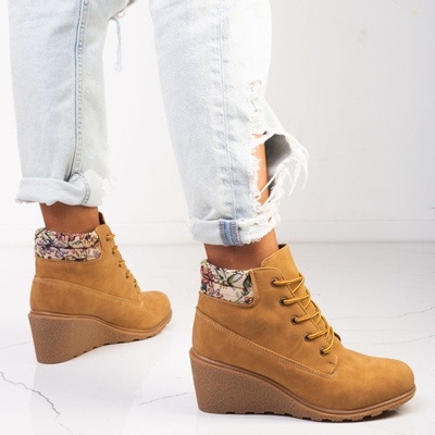 Brązowe botki na koturnie z beżową wstawką w kwiaty Marona - Obuwie