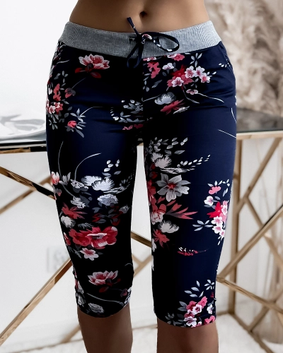 Dámske tmavomodré 3/4 kraťasy s červenými kvetmi PLUS SIZE - Oblečenie