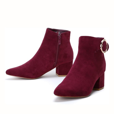 Bordowe botki na słupku z ozdobną klamrą Joelle- Obuwie
