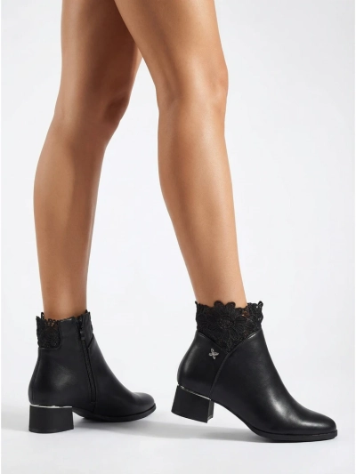 Ženski gležnarji iz eko usnja s čipko Velmi