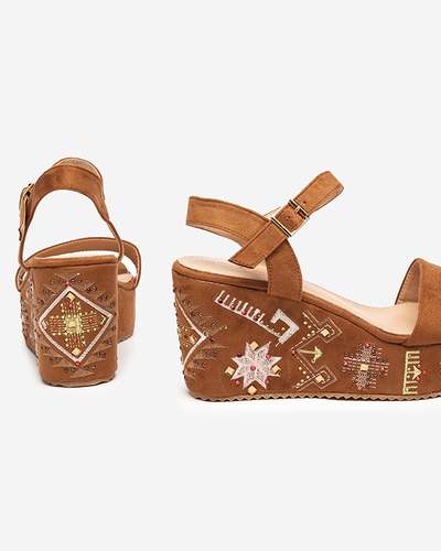 Hnedé dámske sandále na klinovom podpätku so zdobením Cozana-Footwear