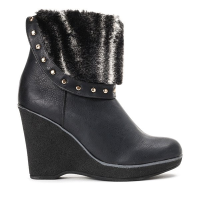 Czarne botki na koturnie ze zdobioną cholewką Tammaroea - Obuwie