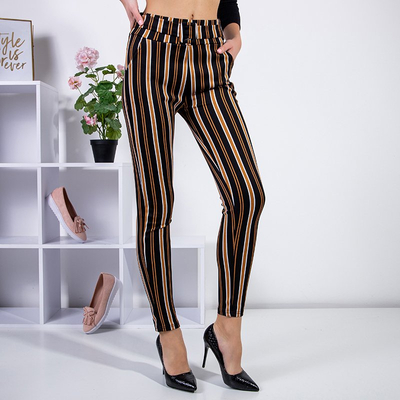 Dámske trekingové nohavice z čierneho pruhovaného materiálu - oblečenie