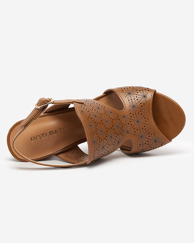 OUTLET Dámske ažurové sandále na podpätku v hnedej farbe Mavi- Footwear