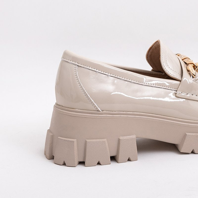 Dámska svetlo béžová lakovaná slip on obuv s retiazkou Guinewra - Obuv