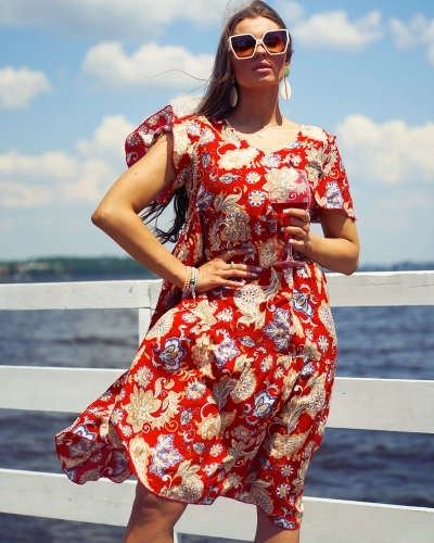 Royalfashion Červené dámske šaty s farebným kvetinovým vzorom