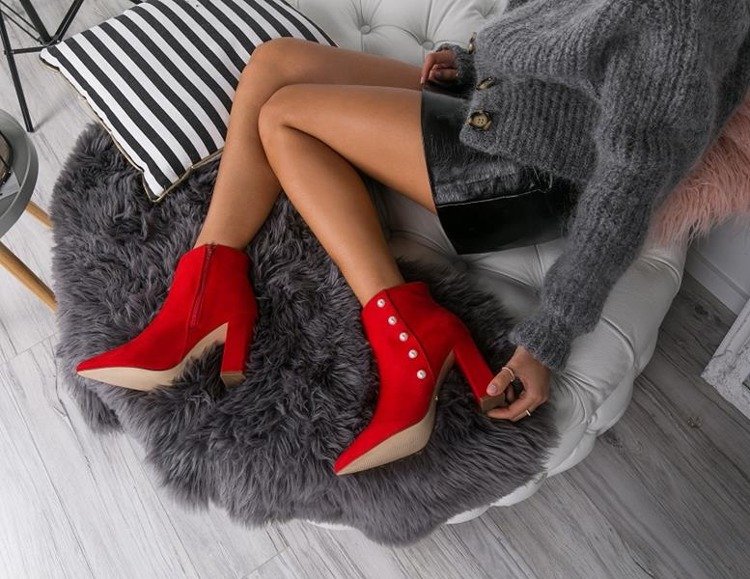 Czerwone botki z perełkami na wysokim słupku Maya - Obuwie