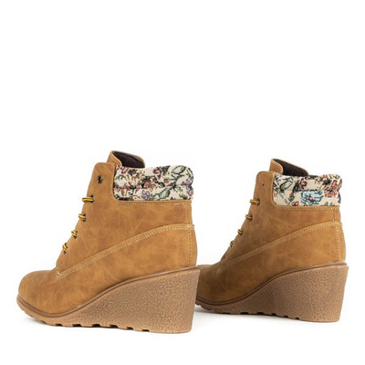 Brązowe botki na koturnie z beżową wstawką w kwiaty Marona - Obuwie