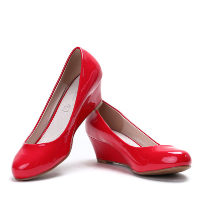 Czerwone czółenka na koturnie Rhea- Obuwie