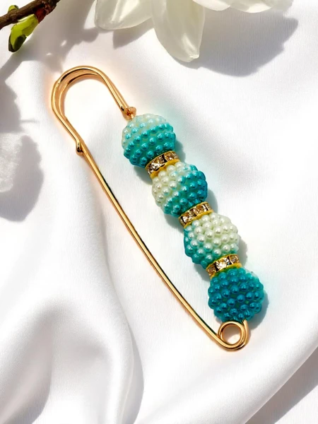 Dekoratívna dámska brošňa s perlami Four Pearls