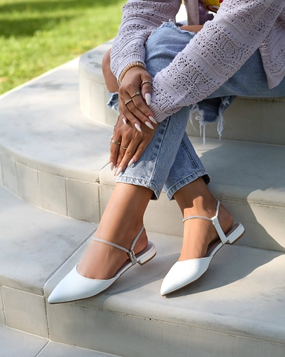 Royalfashion White Dámske sandále na plochom podpätku s ozdobnou lesklou podrážkou