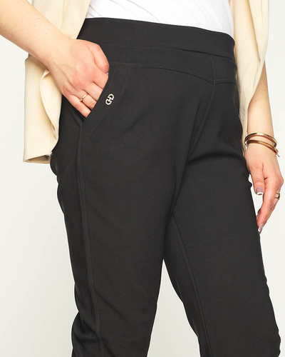 Čierne dámske látkové šortky 3/4 PLUS SIZE - Oblečenie