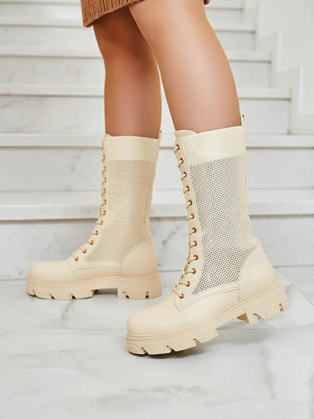 Royalfashion Dámske ažurové krémové šnurovacie čižmy Buhomias