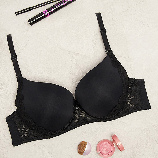 Hladká dámska čipkovaná podprsenka v čiernej farbe - Spodné prádlo