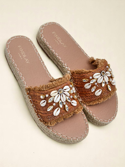 Sandali Royalfashion Callista Boho Camel na ravni platformi s školjkami