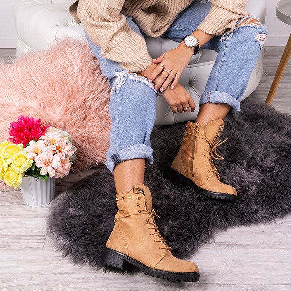 Jasnobrązowe workery z ćwiekami Mai- Obuwie