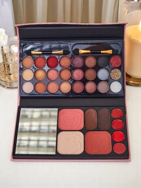 ANYLADY Kompaktná paleta make-upu - očné tiene, kontúrovanie, pery 33 odtieňov