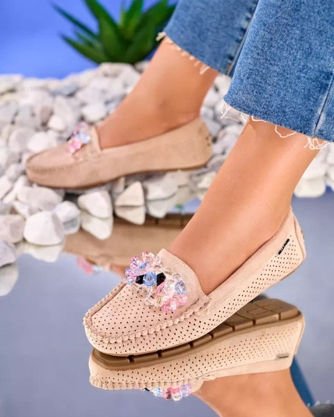 Royalfashion Ažurové svetlohnedé dámske mokasíny s ozdobnými kryštálmi Cizzas