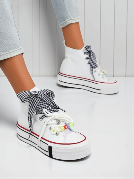 Ženske superge Callista Bianca – bele modne nizke superge z okrasnimi perlicami