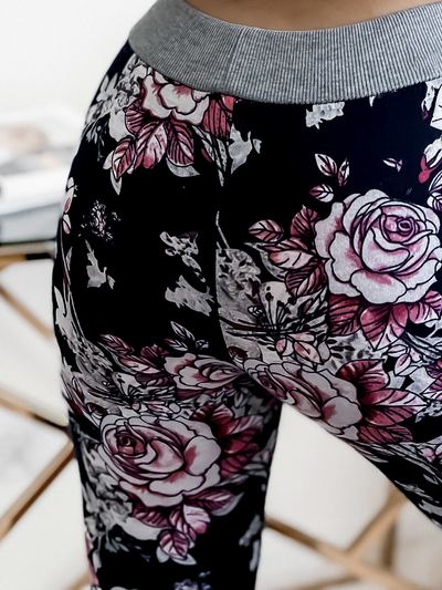 Námornícko-ružové dámske 3/4 kraťasy s kvetinovým vzorom PLUS SIZE - Oblečenie