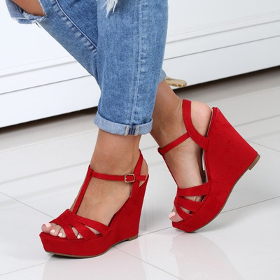 Czerwone sandały na koturnie - Obuwie