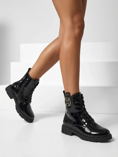 Lakirani ženski gležnarji s vezalkami Kalen