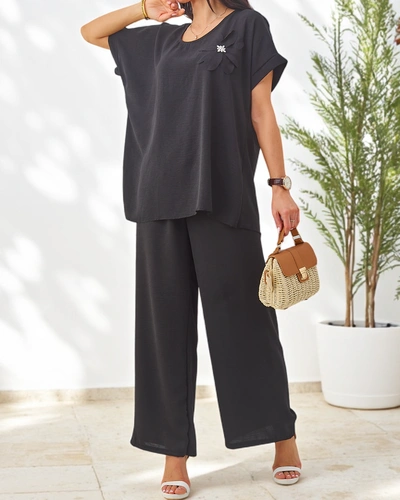 Royalfashion Dámsky set s krátkymi rukávmi, dekoratívnym kvetom a širokými nohavicami