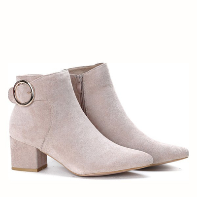 Beżowe botki na słupku z ozdobną klamrą Joelle- Obuwie