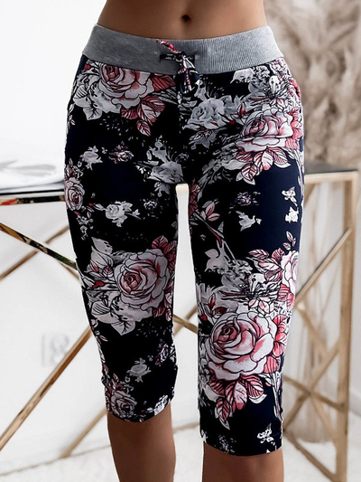 Kvetinové 3/4 dámske šortky v námorníckej modrej a koralovej farbe PLUS SIZE - Oblečenie