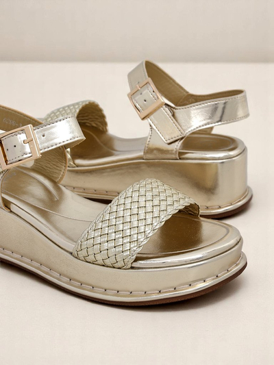 Royalfashion Dámske sandále na klinovom opätku s prepletaným remienkom Fiolle