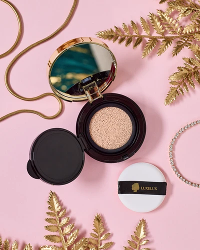 Luxelux lisovaný púder na tvár v kompaktnej verzii so zrkadlom 15 g