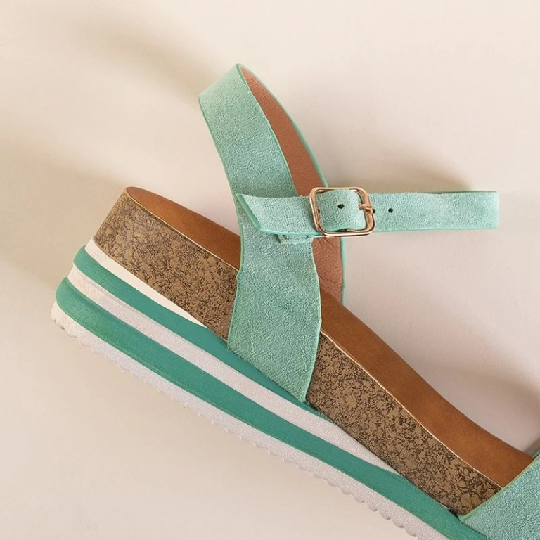 VÝPREDAJ Dámske mincovne sandále na nízkom kline Akiko - Topánky