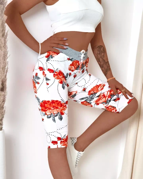 Kvetinové 3/4 dámske šortky v bielej a červenej farbe PLUS VEĽKOSŤ - Oblečenie