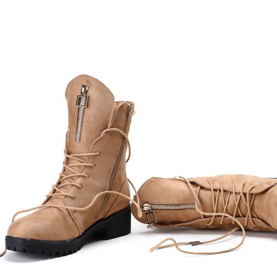 Jasnobrązowe workery z ćwiekami Mai- Obuwie