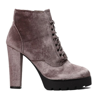 Brązowe, welurowe botki na słupku Megan- Obuwie